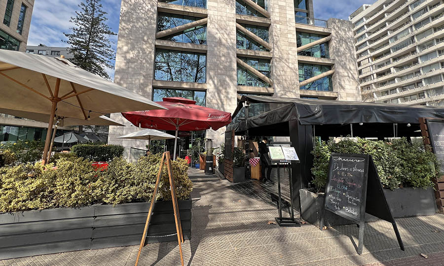 Fachada del Restaurante Maniero en Lyon con Andrs Bello - Maniero