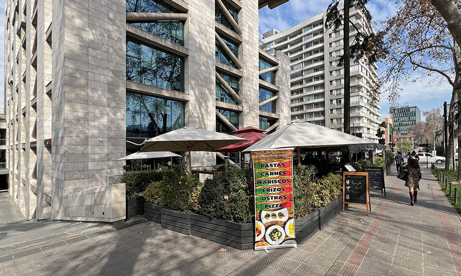 Fachada del Restaurante Maniero en Lyon con Andrs Bello - Maniero