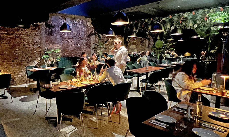 El gran salón interior de Lola Bar