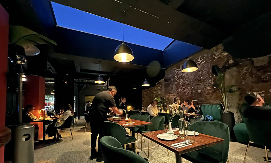 El presente tragaluz central aperturable de Lola Bar