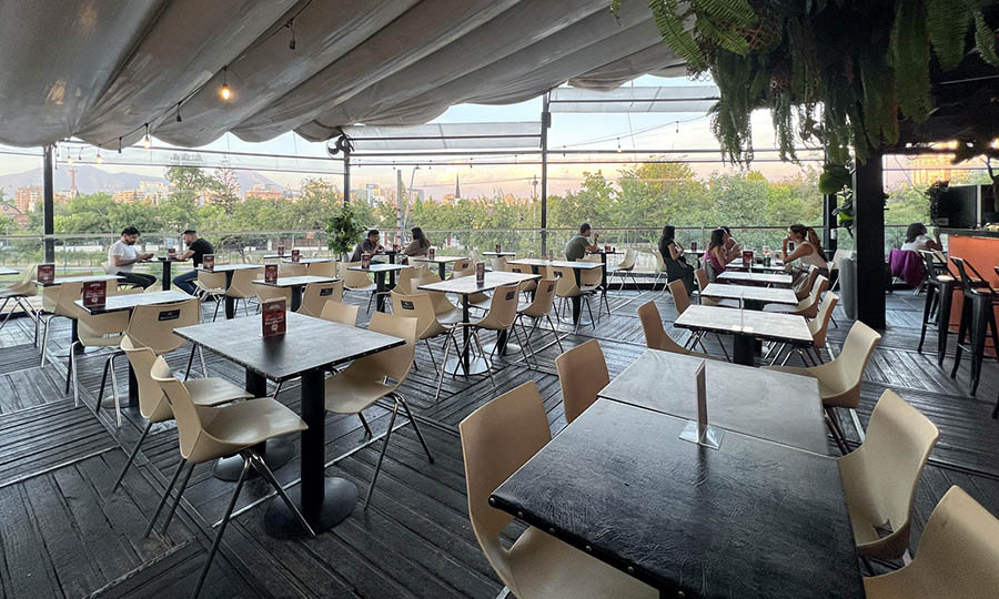 La azotea y terraza del segundo piso de Rossie la Loca Tobalaba