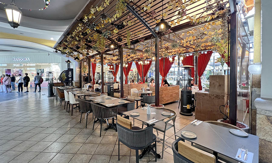 La terraza central de Fiamma en el Mall Portal La Dehesa