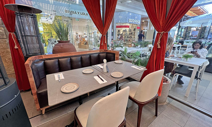 La terraza central de Fiamma en el Mall Portal La Dehesa - Fiamma