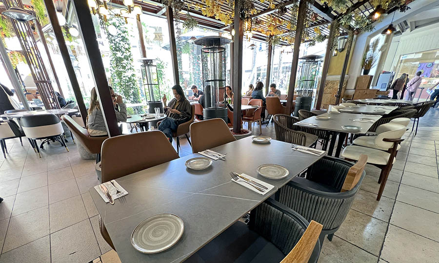 La terraza central de Fiamma en el Mall Portal La Dehesa
