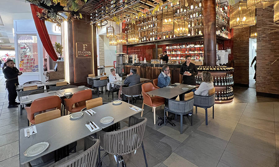 Terraza frontal y bar de Fiamma