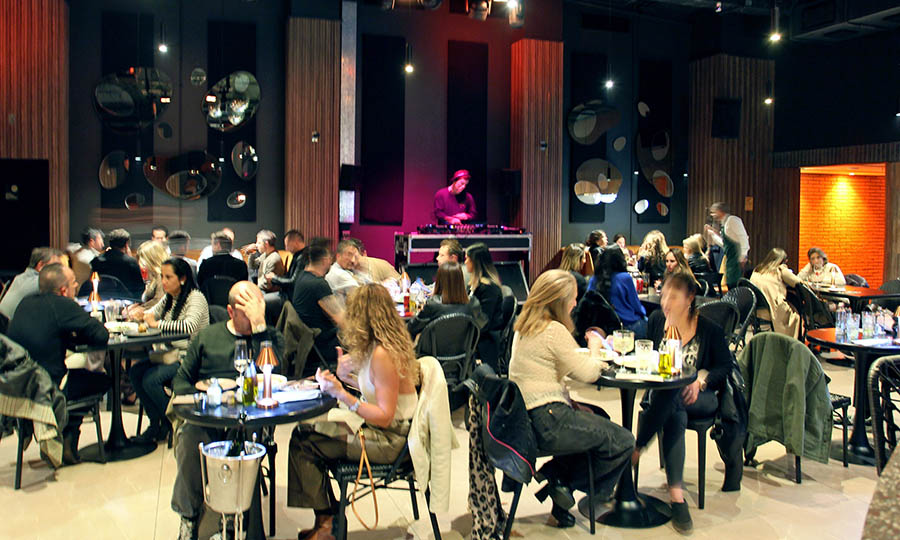 El gran salón interior de Bardot de noche