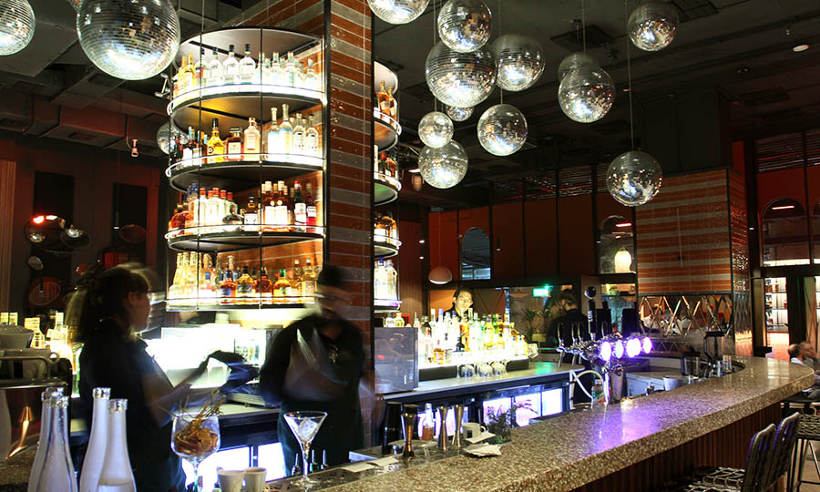 El gran salón interior de Bardot de noche