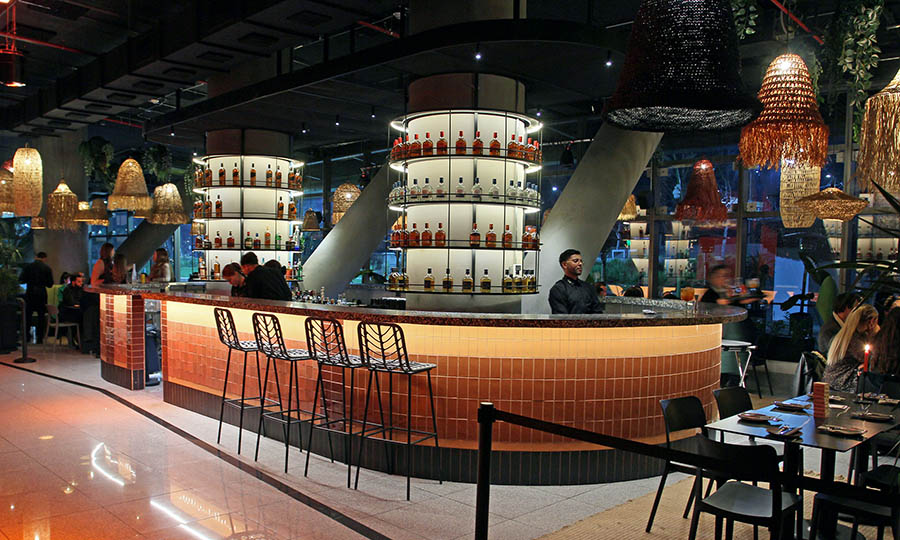 Gran salón y bar inicial de Bardot de noche