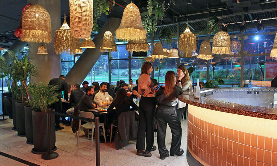 Gran salón y bar inicial de Bardot de noche