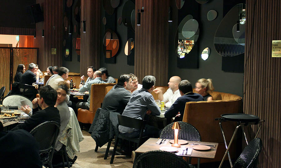 El gran salón interior de Bardot de noche