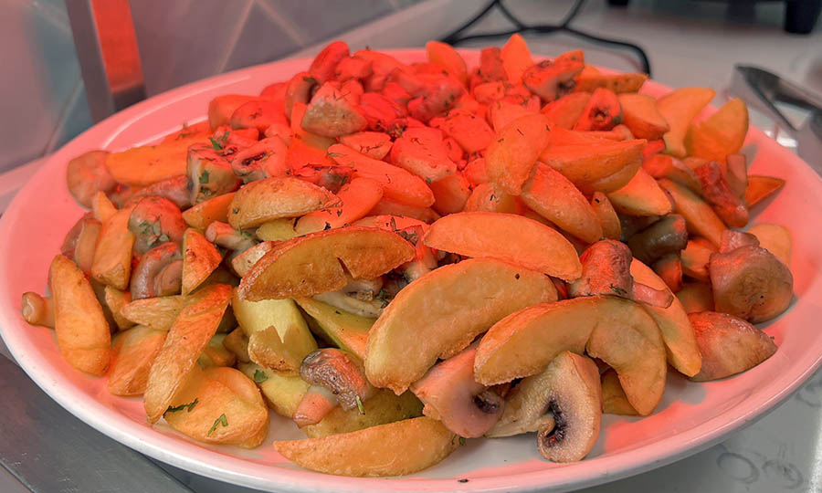 El bufet de sopas y complementos de NUNA Restaurante