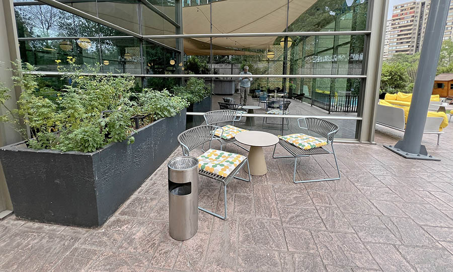 La terraza exterior de Nuna al lado de la piscina del hotel - NUNA