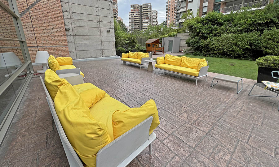 La terraza exterior de Nuna al lado de la piscina del hotel