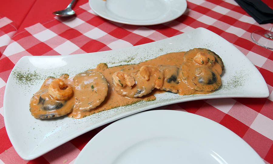Sorrentinos de ostiones y cangrejo con salsa de camarones - Maniero