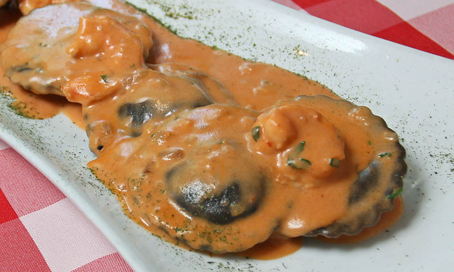 Sorrentinos de ostiones y cangrejo con salsa de camarones - Maniero