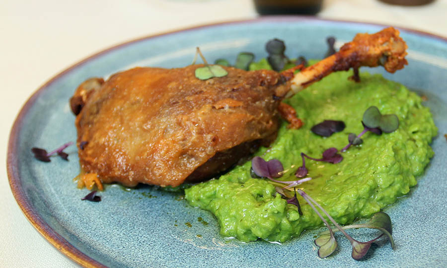 Confit de canard con pur� de arvejas - Gatopardo Bistr�