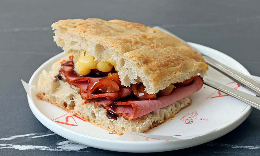 Focaccia sandwich de pastrami - V�a Cafetera