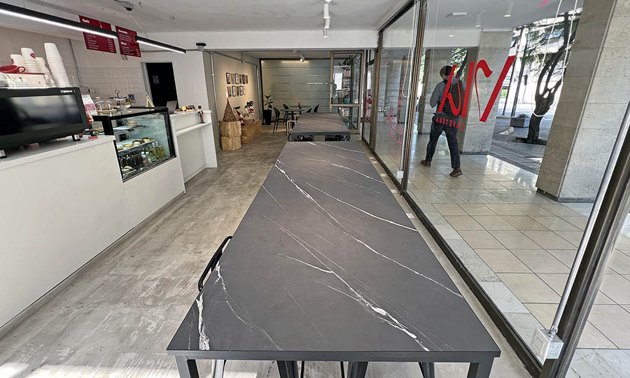 El espacio interior y mesas de V�a Cafetera - V�a Cafetera