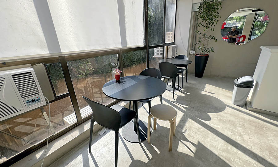 El espacio interior y mesas de V�a Cafetera - V�a Cafetera