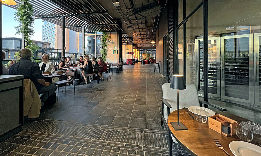 Mesas de The Loft en la terraza