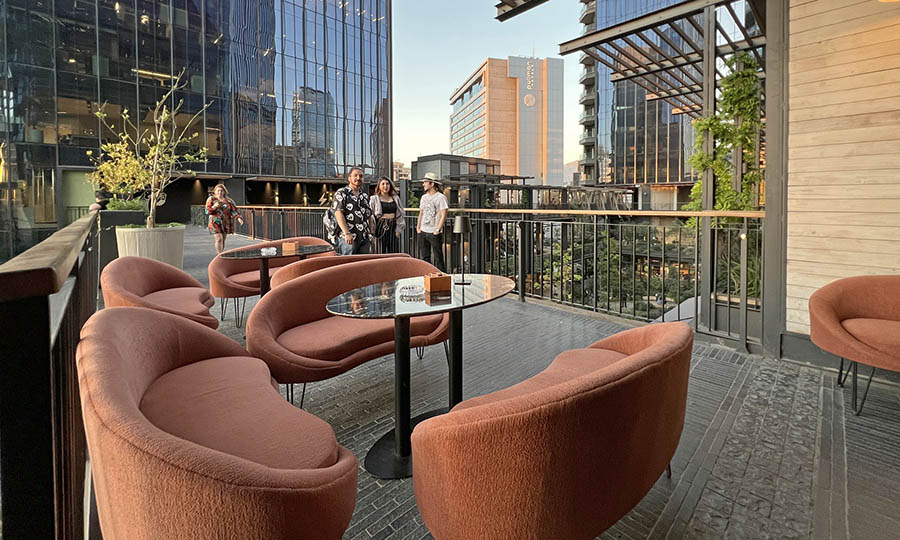 Mesas de The Loft en la terraza