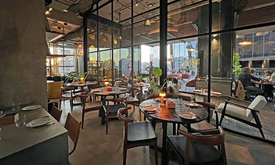 Mesas laterales en The Loft Bar