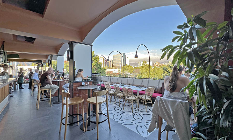 La llegada a la terraza de Azotea 3820