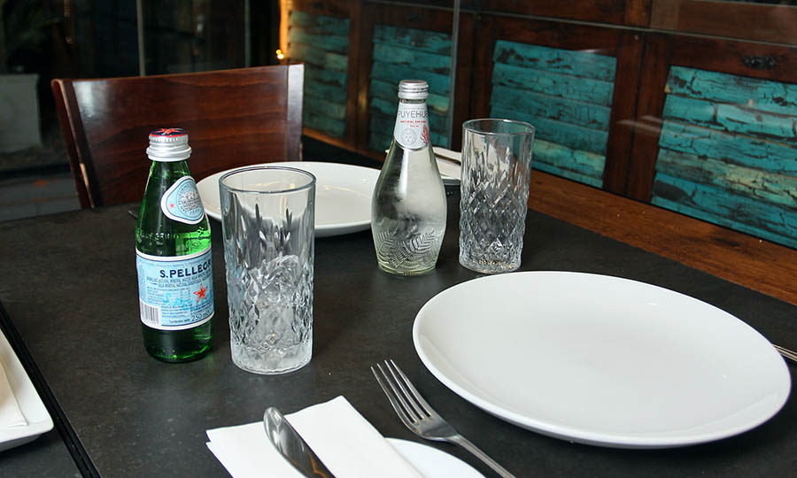 Postura de mesa y aguas minerales - Le Due Torri - Isidora