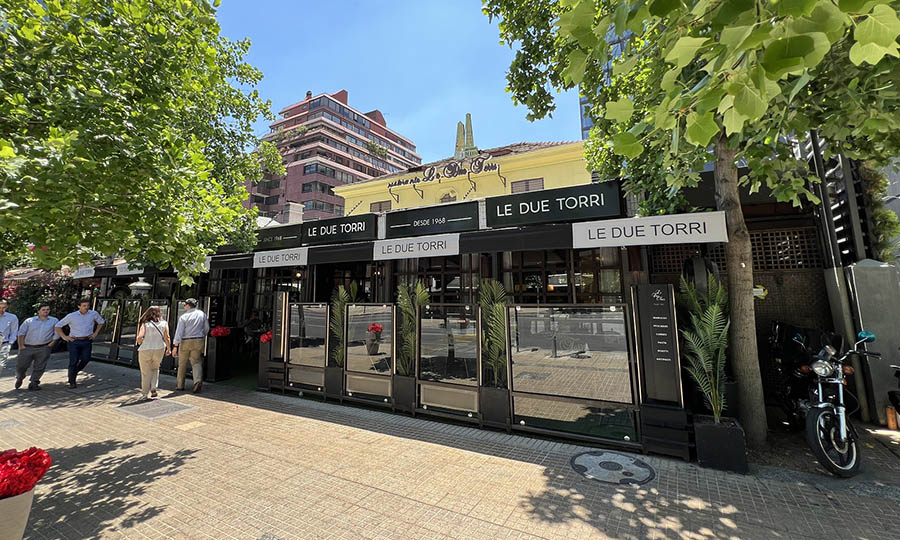 Fachada del restaurante italiano Le Due Torri en Isidora