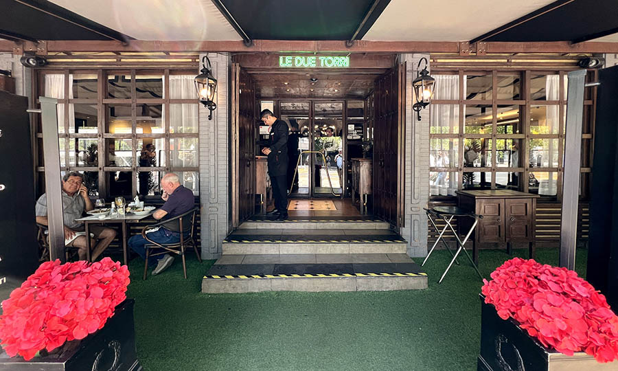 El acceso a Le Due Torri en Isidora