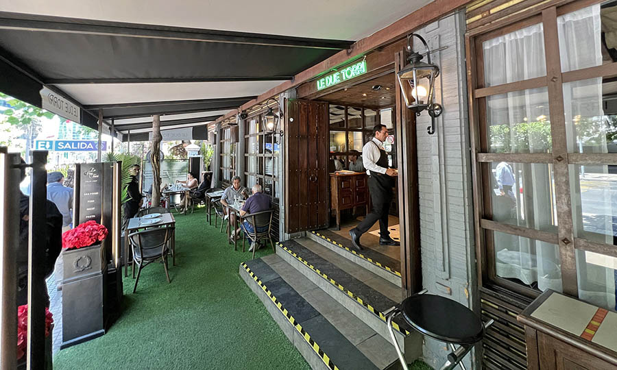 La terraza frontal de Le Due Torri en Isidora