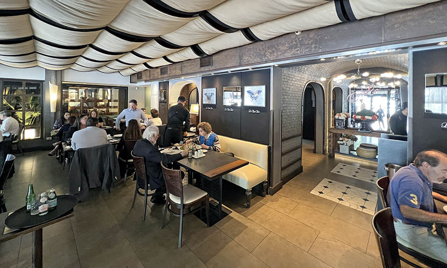 El saln principal del restaurante Le Due Torri en Isidora