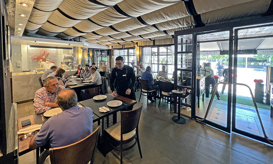 El saln principal del restaurante Le Due Torri en Isidora