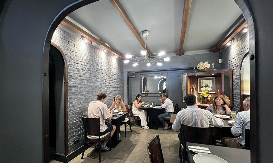 Pequeños salones interiores de Le Due Torri en Isidora