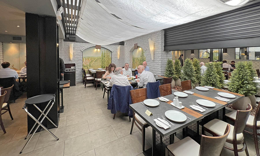 La terraza interior techada de Le Due Torri en Isidora