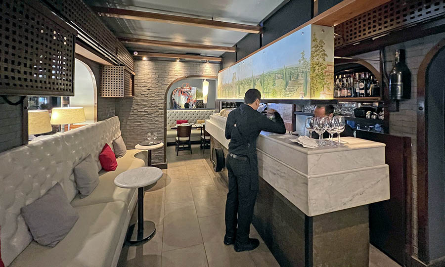 La funcional barra de Le Due Torri en Isidora