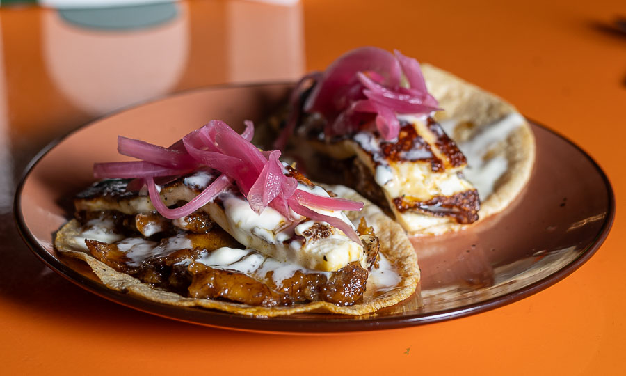 Dos tacos Tacos Papachongo, de pltano y queso halloumi