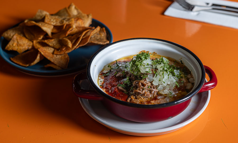 Paila con Dip de birria ahumada y queso crema