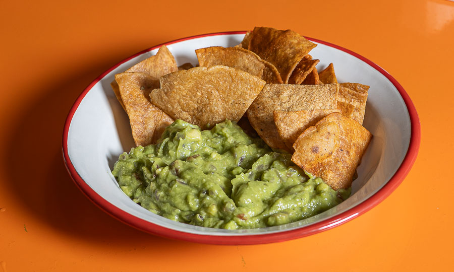 Guacamole con frescos totopos