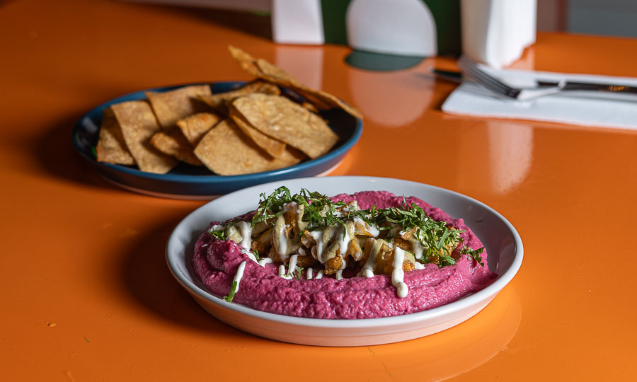 Hummus de coliflor con beterraga y sour cream