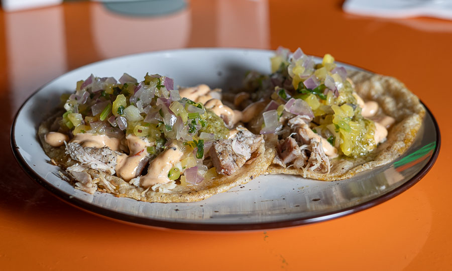 Dos tacos Coronel Sanchez, de pollo, pia y salsa verde