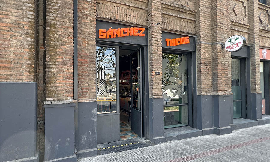 Fachada de Snchez Tacos por Av. Italia