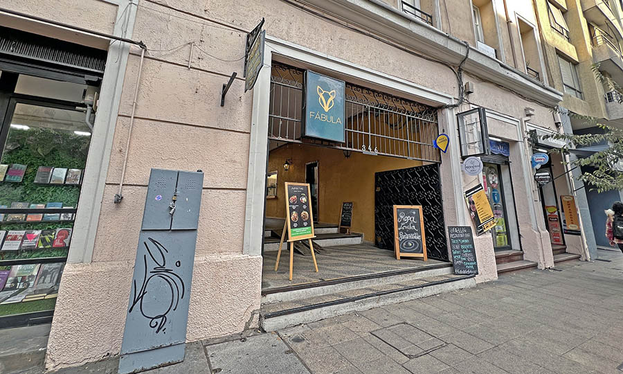 Fachada de acceso al patio don de est Flama en Merced