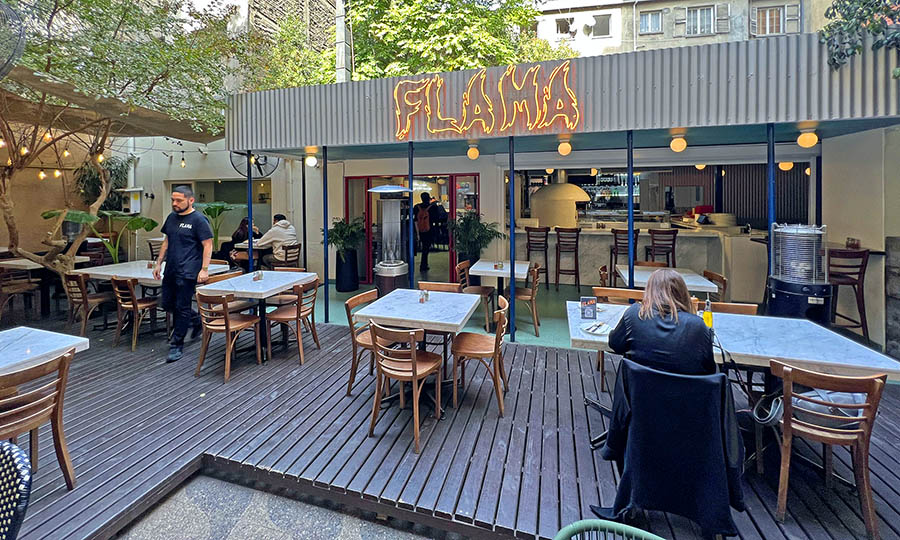 La fachada de Flama al fondo del patio