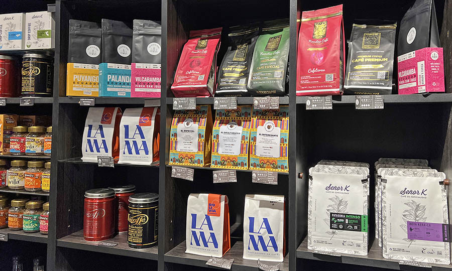 Estanteras de productos en Infierno Gourmet - Fotos de la tienda Infierno Gourmet en Barrio Italia en Galera Estacin Italia, Marzo 2025