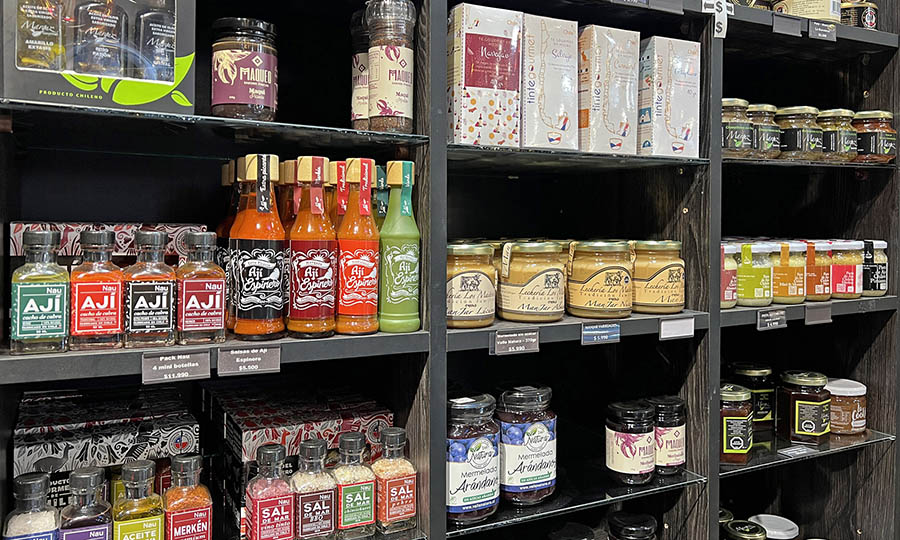 Estanteras de productos en Infierno Gourmet - Fotos de la tienda Infierno Gourmet en Barrio Italia en Galera Estacin Italia, Marzo 2025