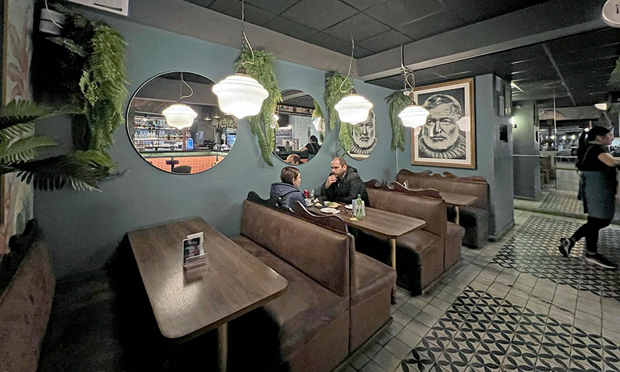 El saln y mesas interiores en The Hemingway Room