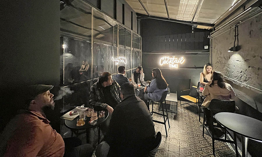La pequea terraza traga luz de Artemisa