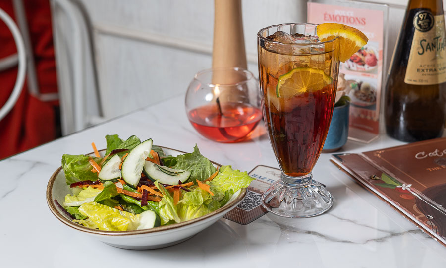 Opcin de ensalada con el t frio de durazno