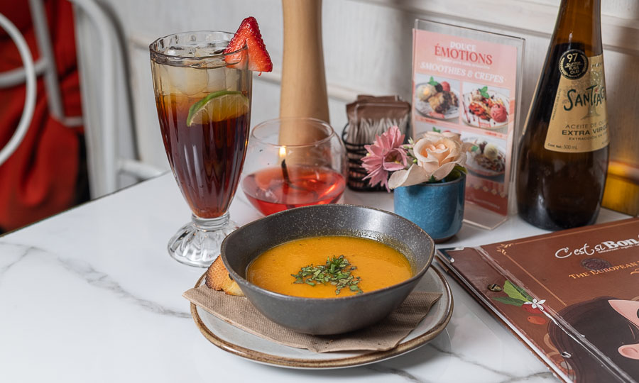 Opcin de sopa de zapallo con el t frio de frutos rojos